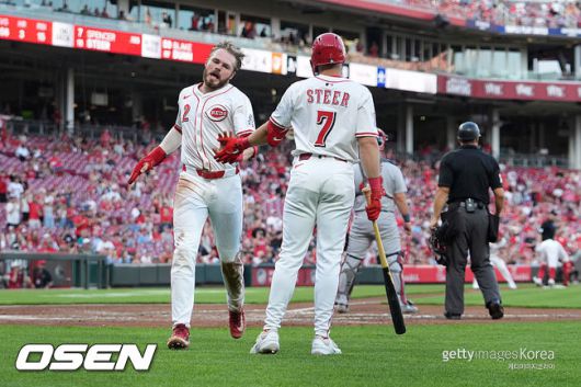 [사진] 신시내티 개빈 럭스(왼쪽)가 득점 후 스펜서 스티어와 기뻐하고 있다. ⓒGettyimages(무단전재 및 재배포 금지)