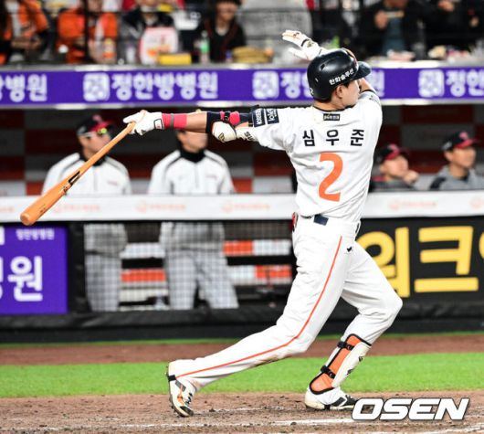 [OSEN=대전, 지형준 기자] 29일 대전 한화생명볼파크에서 2025 신한 SOL Bank KBO리그 한화 이글스와 LG 트윈스의 경기가 열렸다.이날 한화는 우완 라이언 와이스, LG는 좌완 송승기가 선발로 나섰다. 4회말 2사에서 한화 심우준이 역전 솔로포를 날리고 있다. 2025.04.29 /jpnews@osen.co.kr