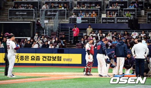 [OSEN=고척, 조은정 기자]29일 오후 서울 고척스카이돔에서 ‘2025 신한 SOL BANK KBO리그’  키움 히어로즈와 롯데 자이언츠의 경기가 진행됐다.이날 경기에서 키움은 김윤하를, 롯데는 반즈를 선발투수로 내세웠다.7회초 1사 1,2루 롯데 전민재가 키움 양지율에게 헤드샷을 맞은 뒤 들것에 실려나가고 있다. 걱정하는 양지율(왼쪽). 2025.04.29 /cej@osen.co.kr