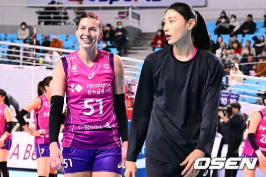 [OSEN=김천, 이석우 기자] 30일 김천실내체육관에서 도드람 2023-2024 V리그 한국도로공사와 흥국생명의 경기가 열렸다. 흥국생명 윌로우 존슨이 데뷔전을 앞두고 몸을 풀며 김연경과 얘기하고 있다. 2024.01.30 /