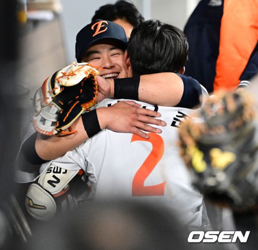 [OSEN=대전, 지형준 기자] 29일 대전 한화생명볼파크에서 2025 신한 SOL Bank KBO리그 한화 이글스와 LG 트윈스의 경기가 열렸다.이날 한화는 우완 라이언 와이스, LG는 좌완 송승기가 선발로 나섰다. 4회말 2사에서 한화 심우준이 역전 솔로포를 날리며 노시환과 기뻐하고 있다. 2025.04.29 /jpnews@osen.co.kr