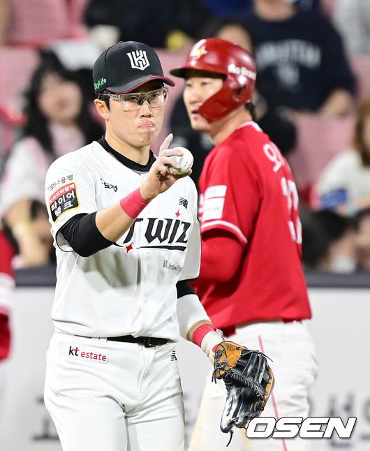 [OSEN=수원, 김성락 기자] 22일 오후 수원 KT위즈파크에서 ‘2025 신한 SOL Bank KBO리그’ KT 위즈와 SSG 랜더스의 경기가 열렸다.홈팀 KT는 오원석, 원정팀 SSG는 김광현을 선발로 내세웠다. 6회초 무사 2루 KT 3루수 허경민이 SSG 오태곤의 도루를 막은 뒤 투수 오원석과 기쁨을 나누고 있다 . 2025.04.22 / ksl0919@osen.co.kr