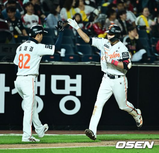 [OSEN=대전, 지형준 기자] 29일 대전 한화생명볼파크에서 2025 신한 SOL Bank KBO리그 한화 이글스와 LG 트윈스의 경기가 열렸다.이날 한화는 우완 라이언 와이스, LG는 좌완 송승기가 선발로 나섰다. 4회말 2사에서 한화 심우준이 역전 솔로포를 날리며 김재걸 코치와 기뻐하고 있다. 2025.04.29 /jpnews@osen.co.kr