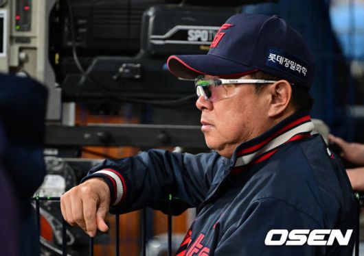 [OSEN=고척, 조은정 기자]29일 오후 서울 고척스카이돔에서 ‘2025 신한 SOL BANK KBO리그’  키움 히어로즈와 롯데 자이언츠의 경기가 진행됐다.이날 경기에서 키움은 김윤하를, 롯데는 반즈를 선발투수로 내세웠다.롯데 김태형 감독이 경기를 지켜보고 있다. 2025.04.29 /cej@osen.co.kr