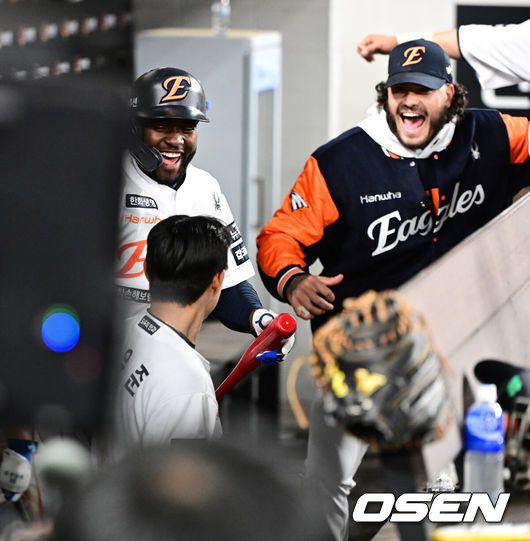 [OSEN=대전, 지형준 기자] 29일 대전 한화생명볼파크에서 2025 신한 SOL Bank KBO리그 한화 이글스와 LG 트윈스의 경기가 열렸다.이날 한화는 우완 라이언 와이스, LG는 좌완 송승기가 선발로 나섰다. 4회말 2사에서 한화 심우준이 역전 솔로포를 날리며 플로리얼, 폰세와 기뻐하고 있다. 2025.04.29 /jpnews@osen.co.kr