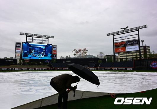 [OSEN=대전, 지형준 기자] 1일 대전 한화생명볼파크에서 2025 신한 SOL Bank KBO리그 한화 이글스와 LG 트윈스의 경기가 열린다.이날 한화는 엄상백, LG는 손주영이 선발로 나선다.이날 비 예보가 있는 가운데 한화생명볼파크에 비가 내리고 있다. 김시진 경기감독관이 그라운드를 살피고 있다. 2025.05.01 /jpnews@osen.co.kr