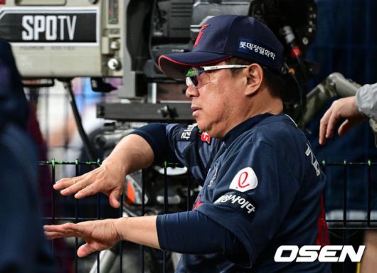 [OSEN=고척, 조은정 기자]29일 오후 서울 고척스카이돔에서 ‘2025 신한 SOL BANK KBO리그’  키움 히어로즈와 롯데 자이언츠의 경기가 진행됐다.이날 경기에서 키움은 김윤하를, 롯데는 반즈를 선발투수로 내세웠다.롯데 김태형 감독이 작전을 지시하고 있다. 2025.04.29 /cej@osen.co.kr