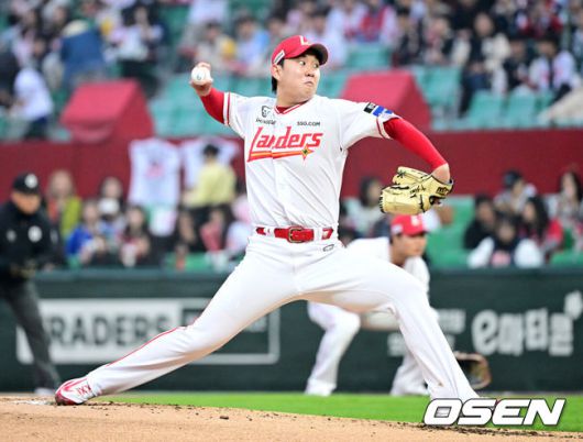 [OSEN=인천, 최규한 기자] 1일 오후 인천 SSG랜더스필드에서 ‘2025 신한 SOL Bank KBO리그’ SSG 랜더스와 삼성 라이온즈의 경기가 열렸다.이날 홈팀 SSG는 송영진, 방문팀 삼성은 이승현을 선발로 내세웠다.2회초 SSG 선발 송영진이 힘차게 공을 뿌리고 있다. 2025.05.01 / dreamer@osen.co.kr