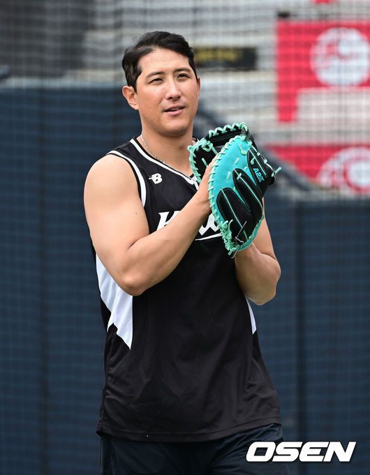 [OSEN=수원, 김성락 기자] 12일 오후 수원 KT위즈파크에서 ‘2025 신한 SOL Bank KBO리그’ KT 위즈와 삼성 라이온즈의 경기가 열렸다.홈팀 KT는 문용익, 원정팀 삼성은 레예스를 선발로 내세웠다. 경기 시작에 앞서 KT 황재균이 훈련을 하고 있다. 2025.04.12 /