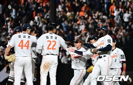 [OSEN=대전, 지형준 기자] 한화가 29일 대전 한화생명볼파크에서 열린 2025 신한 SOL Bank KBO리그 LG와의 홈경기를 3-2로 승리했다.경기를 마치고 한화 선수들이 승리 하이파이브를 하고 있다. 2025.04.29 /jpnews@osen.co.kr