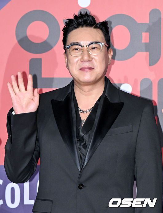 [OSEN=조은정 기자]2023 SBS연예대상 포토월 행사가 30일 서울 마포구 상암 SBS 프리즘타워에서 열렸다.방송인 이상민이 레드카펫을 밟으며 포즈를 취하고 있다. 2023.12.30/cej@osen.co.kr