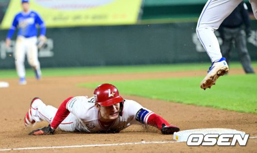 [OSEN=인천, 최규한 기자] 1일 오후 인천 SSG랜더스필드에서 ‘2025 신한 SOL Bank KBO리그’ SSG 랜더스와 삼성 라이온즈의 경기가 열렸다.이날 홈팀 SSG는 송영진, 방문팀 삼성은 이승현을 선발로 내세웠다.8회말 1사 2루 상황 SSG 조형우 타석 때 주자 오태곤이 3루 도루에 성공하고 있다. 이후 상대 악송구를 틈타 홈을 밟으며 득점. 2025.05.01 / dreamer@osen.co.kr