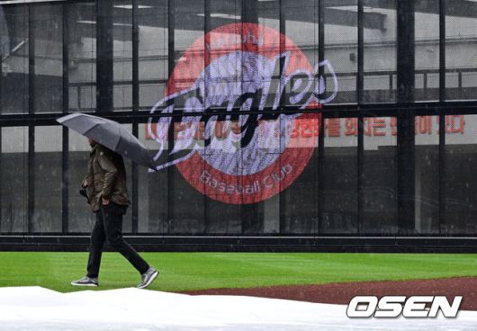 [OSEN=대전, 지형준 기자] 1일 대전 한화생명볼파크에서 2025 신한 SOL Bank KBO리그 한화 이글스와 LG 트윈스의 경기가 열린다.이날 한화는 엄상백, LG는 손주영이 선발로 나선다.이날 비 예보가 있는 가운데 한화생명볼파크에 비가 내리고 있다. 김시진 경기감독관이 그라운드를 살피고 있다. 2025.05.01 /jpnews@osen.co.kr