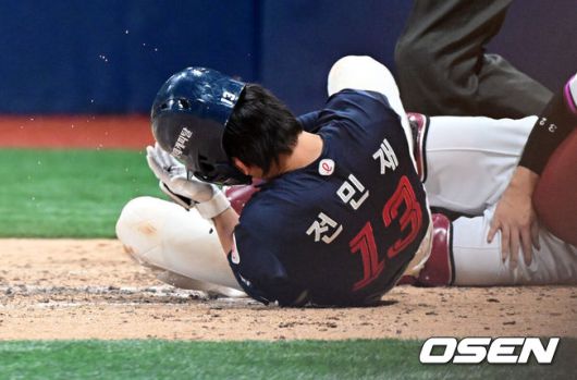 [OSEN=고척, 조은정 기자]29일 오후 서울 고척스카이돔에서 ‘2025 신한 SOL BANK KBO리그’  키움 히어로즈와 롯데 자이언츠의 경기가 진행됐다.이날 경기에서 키움은 김윤하를, 롯데는 반즈를 선발투수로 내세웠다.7회초 1사 1,2루 롯데 전민재가 키움 양지율에게 헤드샷을 맞은 뒤 쓰러지고 있다.  2025.04.29 /cej@osen.co.kr