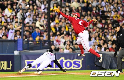 [OSEN=잠실, 조은정 기자]2일 오후 서울 잠실구장에서 ‘2025 신한 SOL BANK KBO리그’ LG 트윈스와 SSG 랜더스의 경기가 열렸다.이날 경기에 홈팀 LG는 손주영을 방문팀 SSG은 앤더슨을 선발로 내세웠다.5회말 무사 1,3루 SSG 2루수 박성한이 LG 신민재 도루에 악송구를 범하며 3루수 김수윤이 공을 잡지 못하고 있다. 공이 빠진 틈을 타 3루주자 박해민이 득점을 올렸다. 2025.05.02 /cej@osen.co.kr