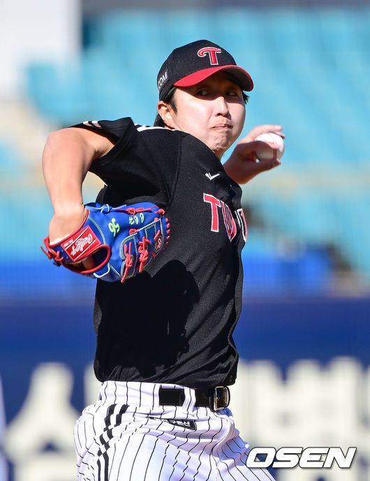 [OSEN=대구, 김성락 기자] 14일 오후 대구 삼성라이온즈파크에  2025 신한 SOL뱅크 KBO 리그 시범경기 삼성 라이온즈와 LG 트윈스의 경기가 열렸다.KBO리그 10개 구단은 오는 18일까지 시범경기 10경기를 소화한다. 2025시즌 개막전은 오는 22일 개최된다. 개막전 매치업은 LG-롯데(서울 잠실구장), KIA-NC(광주-기아챔피언스필드), SSG-두산(인천 SSG랜더스필드), KT-한화(수원 KT위즈파크), 삼성-키움(대구 삼성라이온즈파크)이다.7회말 LG 최채흥이 마운드에 올라 힘차게 공을 뿌리고 있다. 2025.03.14 / ksl0919@osen.co.kr