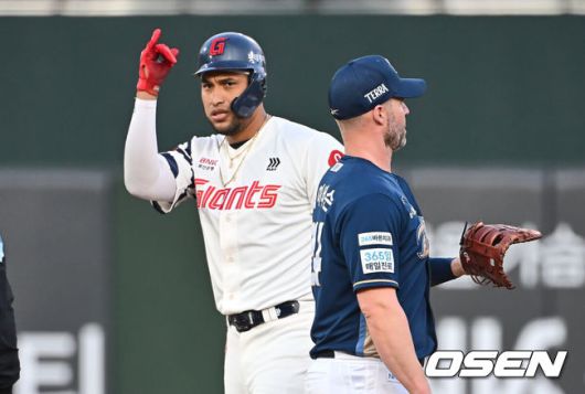 [OSEN=부산, 이석우 기자] 2일 부산 사직야구장에서 2025 신한 SOL 뱅크 KBO 리그 롯데 자이언츠와 NC 다이노스의 경기가 열렸다. 홈팀 롯데는 나균안, 방문팀 NC는 최성영이 선발 출전했다.롯데 자이언츠 레이예스가 1회말 1사 2루 중견수 오른쪽 1타점 2루타를 치고 세리머니를 하고 있다. 2025.05.02 / foto0307@osen.co.kr