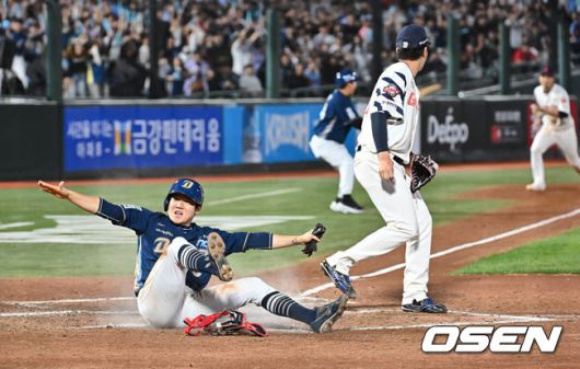[OSEN=부산, 이석우 기자] 2일 부산 사직야구장에서 2025 신한 SOL 뱅크 KBO 리그 롯데 자이언츠와 NC 다이노스의 경기가 열렸다. 홈팀 롯데는 나균안, 방문팀 NC는 최성영이 선발 출전했다.NC 다이노스 박민우가 8회초 2사 만루 롯데 자이언츠 김원중의 폭투때 득점을 올리고 있다. 2025.05.02 / foto0307@osen.co.kr