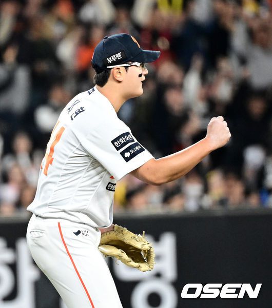 [OSEN=대전, 지형준 기자] 한화가 29일 대전 한화생명볼파크에서 열린 2025 신한 SOL Bank KBO리그 LG와의 홈경기를 3-2로 승리했다.선발투수 라이언 와이스가 6이닝4피안타(1피홈런) 2볼넷 2사구 3탈삼진 2실점으로 최근 4경기 연속 승리를 거두며시즌 4승째를 올렸고, 심우준의 이적 첫 홈런이 결승타가 됐다. 이진영도 동점 솔로 홈런 포함 멀티 출루 활약을 했다.평일 야간 경기에도 시즌 12번째 대전 홈경기 만원 관중(1만7000명) 앞에서3연승을 달린한화는 시즌 18승13패를 마크, 1위 LG(20승10패)에 2.5경기 차이로 따라붙으며 9연전 스타트를 기분 좋게 끊었다. 반면 시즌 첫 3연패에 빠진 LG는 최근 8경기 2승6패로 기세가 완전히 꺾였다.경기를 마치고 한화 김서현이 승리를 기뻐하고 있다. 2025.04.29 /jpnews@osen.co.kr