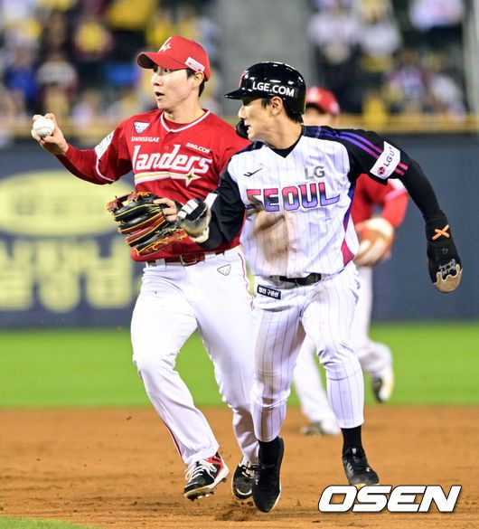[OSEN=잠실, 조은정 기자]2일 오후 서울 잠실구장에서 ‘2025 신한 SOL BANK KBO리그’ LG 트윈스와 SSG 랜더스의 경기가 열렸다.이날 경기에 홈팀 LG는 손주영을 방문팀 SSG은 앤더슨을 선발로 내세웠다.5회말 무사 1,3루 LG 신민재가 런다운을 유도하는 사이 3루주자 박해민이 움직이자 SSG 2루수 박성한이 악송구를 뿌리고 있다. 실책을 틈타 박해민이 득점을 올렸다. 2025.05.02 /cej@osen.co.kr