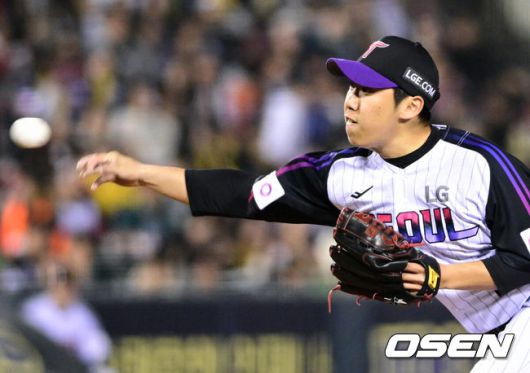 [OSEN=잠실, 조은정 기자]2일 오후 서울 잠실구장에서 ‘2025 신한 SOL BANK KBO리그’ LG 트윈스와 SSG 랜더스의 경기가 열렸다.이날 경기에 홈팀 LG는 손주영을 방문팀 SSG은 앤더슨을 선발로 내세웠다.6회초 1사 1,2루 LG 박명근이 역투하고 있다. 2025.05.02 /cej@osen.co.kr