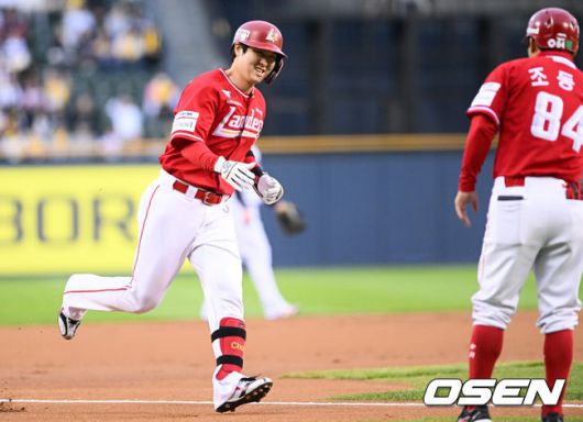 [OSEN=잠실, 조은정 기자]2일 오후 서울 잠실구장에서 ‘2025 신한 SOL BANK KBO리그’ LG 트윈스와 SSG 랜더스의 경기가 열렸다.이날 경기에 홈팀 LG는 손주영을 방문팀 SSG은 앤더슨을 선발로 내세웠다.1회초 1사 1루 SSG 최정이 선제 좌월 투런포를 날린 뒤 베이스를 돌고 있다. 2025.05.02 /cej@osen.co.kr