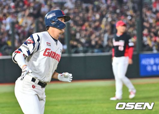 [OSEN=부산, 이석우 기자] 10일 부산 사직야구장에서 2025 신한 SOL 뱅크 KBO 리그 롯데 자이언츠와 KIA 타이거즈의 경기가 열렸다. 홈팀 롯데는 반즈가, 방문팀 KIA는 윤영철이 선발로 출전했다.롯데 자이언츠 나승엽이 2회말 무사 1,2루 우월 3점 홈런을 치고 그라운드를 돌고 있다. 2025.04.10 / foto0307@osen.co.kr