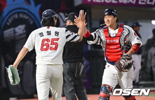[OSEN=부산, 이석우 기자] 2일 부산 사직야구장에서 2025 신한 SOL 뱅크 KBO 리그 롯데 자이언츠와 NC 다이노스의 경기가 열렸다. 홈팀 롯데는 나균안, 방문팀 NC는 최성영이 선발 출전했다.롯데 자이언츠 정철원이 7회초 2사 1,2루 NC 다이노스 박건우를 투수 땅볼로 잡고 유강남과 하이파이브를 하고 있다. 2025.05.02 / foto0307@osen.co.kr