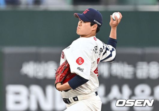 [OSEN=부산, 이석우 기자] 2일 부산 사직야구장에서 2025 신한 SOL 뱅크 KBO 리그 롯데 자이언츠와 NC 다이노스의 경기가 열렸다. 홈팀 롯데는 나균안, 방문팀 NC는 최성영이 선발 출전했다.롯데 자이언츠 선발 투수 나균안이 역투하고 있다. 2025.05.02 / foto0307@osen.co.kr