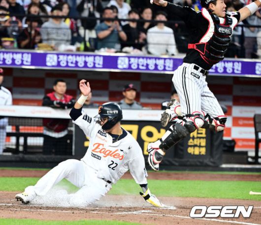 [OSEN=대전, 지형준 기자] 29일 대전 한화생명볼파크에서 2025 신한 SOL Bank KBO리그 한화 이글스와 LG 트윈스의 경기가 열렸다.이날 한화는 우완 라이언 와이스, LG는 좌완 송승기가 선발로 나섰다. 2회말 1사 1,3루에서 한화 채은성이 이재원의 우익수 희생플라이에 선취점에 성공하고 있다. 2025.04.29 /jpnews@osen.co.kr