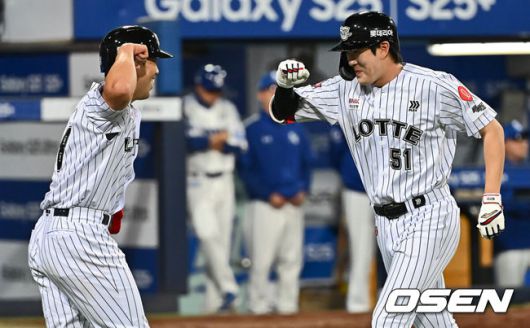 [OSEN=대구, 이석우 기자] 18일 대구삼성라이온즈파크에서 2025 신한 SOL 뱅크 KBO 리그 삼성 라이온즈와 롯데 자이언츠의 경기가 열렸다. 홈팀 삼성은 이승현이, 방문팀 롯데는 데이비슨이 선발 출전했다. 롯데 자이언츠 나승엽이 4회초 2사 2루 우월 2점 홈런을 치고 하이파이브를 하고 있다. 2025.04.18 / foto0307@osen.co.kr