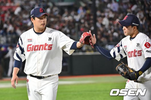 [OSEN=부산, 이석우 기자] 2일 부산 사직야구장에서 2025 신한 SOL 뱅크 KBO 리그 롯데 자이언츠와 NC 다이노스의 경기가 열렸다. 홈팀 롯데는 나균안, 방문팀 NC는 최성영이 선발 출전했다.롯데 자이언츠 선발 투수 나균안이 5회초 수비를 무실점으로 막고 이호준과 하이파이브를 하고 있다. 2025.05.02 / foto0307@osen.co.kr