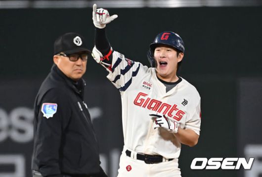 [OSEN=부산, 이석우 기자] 2일 부산 사직야구장에서 2025 신한 SOL 뱅크 KBO 리그 롯데 자이언츠와 NC 다이노스의 경기가 열렸다. 홈팀 롯데는 나균안, 방문팀 NC는 최성영이 선발 출전했다.롯데 자이언츠 나승엽이 8회말 1사 만루 우익수 오른쪽 역전 2타점 2루타를 치고 환호하고 있다. 2025.05.02 / foto0307@osen.co.kr