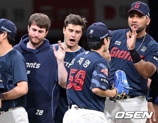 [OSEN=고척, 이대선 기자] 프로야구 롯데 자이언츠가 키움 히어로즈 상대로 3연전 스윕에 성공했다.롯데는 1일 서울 고척 스카이돔에서 열린 20245 KBO리그 키움과 경기에서 5-0으로 승리했다. 롯데는 키움 3연전을 싹쓸이하며 선두 LG 트윈스를 1.5경기 차이로 추격했다. 경기 종료 후 롯데 데이비슨이 동료들과 승리의 기쁨을 나누고 있다. 2025.05.01 /sunday@osen.co.kr