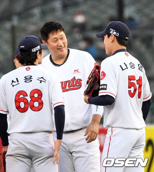 [OSEN=부산, 이대선 기자] 12일 오후 부산 사직야구장에서 ’2021 신한은행 SOL KBO 리그' 롯데 자이언츠와 SSG 랜더스의 경기가 열렸다.경기에 앞서 롯데 이대호가 나승엽과 이야기를 나누고 있다. /sunday@osen.co.kr