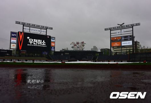 [OSEN=대전, 지형준 기자] 1일 오후 6시30분 대전 한화생명볼파크에서 열릴 예정이었던 한화 이글스와 LG 트윈스의 경기는 오후 4시30분부로 우천 취소됐다.정오부터 대전 지역에 예보대로 비가 내렸고, 내야에 대형 방수포를 깔았지만 적잖은 강수량으로 인해 빠르게 취소 결정이 났다. 저녁에도 비 예보가 또 있고, 그라운드 정비에도 시간이 소요되는 부분을 고려했다.이날 경기가 취소되면서 한화는 2일 광주로 넘어가 KIA를 상대로 5연승을 도전한다. LG는 잠실구장에서 SSG와 주말 3연전이 예정돼 있다.사진은 우천 취소를 알리는 전광판. 2025.05.01 /jpnews@osen.co.kr