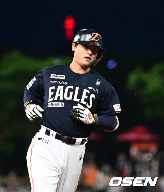 [OSEN=광주, 지형준 기자] 5회초 무사 1루에서 한화 이진영이 역전 우월 투런포를 날리고 그라운드를 돌고 있다. 2025.05.02 /jpnews@osen.co.kr