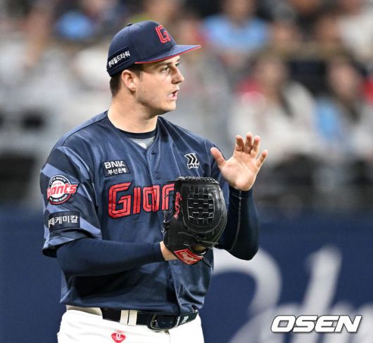 [OSEN=고척, 이대선 기자] 1일 오후 서울 고척스카이돔에서 2025 신한 SOL Bank KBO리그 키움 히어로즈와 롯데 자이언츠의 경기가 열렸다.키움은 조영건, 롯데는 데이비슨을 선발 투수로 내세웠다.7회말 무사 1루에서 롯데 데이비슨이 키움 오선진을 병살타를 처리하고 내야진을 향해 박수를 치고 있다. 2025.05.01 /sunday@osen.co.kr