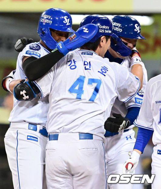 [OSEN=대구, 김성락 기자] 프로야구 삼성 라이온즈가 약속의 8회를 연출하며 짜릿한 승리를 가져왔다.삼성은 2일 대구삼성라이온즈파크에서 열린 두산 베어스와의 홈경기에서 외국인 타자 르윈 디아즈의 결승타로 6-2로 승리했다. 강민호는 개인 통산 2400경기 출장 기록을 세웠다. 역대 첫 번째. 반면 두산은 3연패의 늪에 빠졌다.경기 종료 후 삼성 강민호, 박진만 감독이 기쁨을 나누고 있다. 2025.05.02 / ksl0919@osen.co.kr