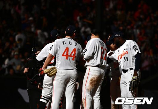 [OSEN=대전, 지형준 기자] 한화 선수들이 승리 하이파이브를 하고 있다. 2025.04.29 /jpnews@osen.co.kr