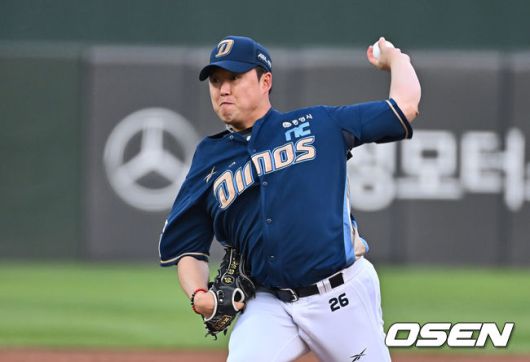 [OSEN=부산, 이석우 기자] 2일 부산 사직야구장에서 2025 신한 SOL 뱅크 KBO 리그 롯데 자이언츠와 NC 다이노스의 경기가 열렸다. 홈팀 롯데는 나균안, 방문팀 NC는 최성영이 선발 출전했다.NC 다이노스 선발 투수 최성영이 역투하고 있다. 2025.05.02 / foto0307@osen.co.kr