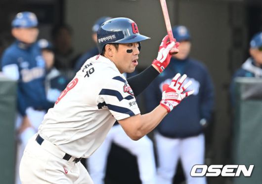 [OSEN=부산, 이석우 기자] 3일 부산 사직야구장에서 2025 신한 SOL 뱅크 KBO 리그 롯데 자이언츠와 NC 다이노스의 경기가 열린다. 홈팀 롯데는 박진, 방문팀 NC는 신민혁이 선발 출전한다.롯데 자이언츠 전준우가 힘찬 타격을 하고 있다. 2025.05.03 / foto0307@osen.co.kr