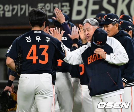 [OSEN=광주, 지형준 기자] 한화 이글스가 짜릿한 연장승을 거두며 5연승을 질주했다. 한화는 2일 광주-기아 챔피언스필드에서 열린 2025 프로야구 신한은행 SOL bank KBO리그 KIA 타이거즈와의 경기를 3-2로 잡았다. 연장 11회초 노시환이 좌월 솔로포를 터트려 결승점을 뽑았다. 선발 엄상백 5이닝 2실점에 이어 필승조까지 총동원해 무실점으로 막았다. 5연패에 빠진 선두 LG 트윈스에 반게임차로 다가섰다.경기를 마치고 한화 김경문 감독과 정우주와 승리 하이파이브를 하고 있다. 2025.05.02 /jpnews@osen.co.kr