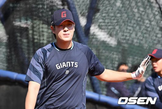 [OSEN=부산, 이석우 기자] 2일 부산 사직야구장에서 2025 신한 SOL 뱅크 KBO 리그 롯데 자이언츠와 NC 다이노스의 경기가 열린다. 홈팀 롯데는 나균안, 방문팀 NC는 최성영이 선발 출전한다.롯데 자이언츠 나승엽이 훈련을 하고 있다. 2025.05.02 / foto0307@osen.co.kr