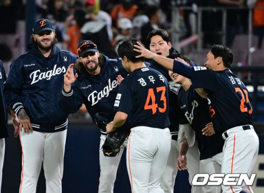 [OSEN=광주, 지형준 기자] 한화 이글스가 짜릿한 연장승을 거두며 5연승을 질주했다. 한화는 2일 광주-기아 챔피언스필드에서 열린 2025 프로야구 신한은행 SOL bank KBO리그 KIA 타이거즈와의 경기를 3-2로 잡았다. 연장 11회초 노시환이 좌월 솔로포를 터트려 결승점을 뽑았다. 선발 엄상백 5이닝 2실점에 이어 필승조까지 총동원해 무실점으로 막았다. 5연패에 빠진 선두 LG 트윈스에 반게임차로 다가섰다.경기를 마치고 데뷔 첫 승을 거둔 한화 정우주가 동료선수들의 축하를 받고 있다. 2025.05.02 /jpnews@osen.co.kr