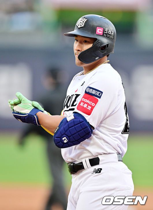 [OSEN=수원, 민경훈 기자] 3일 오후 수원 KT위즈파크에서 ‘2025 신한 SOL Bank KBO리그’ KT 위즈와 키움 히어로즈의 경기가 열렸다.홈팀 KT는 오원석, 원정팀 키움은 하영민을 선발로 내세웠다. 2회말 2사 주자 1,2루 KT 안현민이 중견수 왼쪽 1타점 적시타를 때린 후 1루에서 기뻐하고 있다. 2025.05.03 / rumi@osen.co.kr