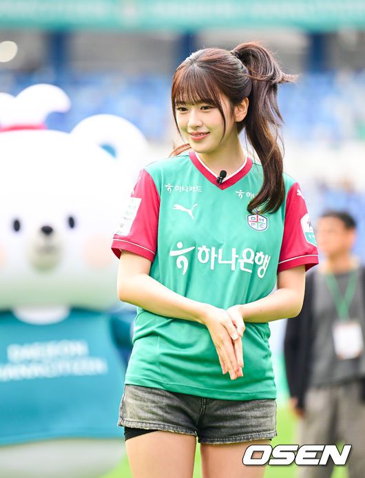 [OSEN=대전, 김성락 기자] 3일 오후 대전 유성구 대전월드컵경기장에서 ‘하나은행 K리그1 2025’ 11라운드 대전 하나 시티즌과 FC 안양의 경기가 열렸다. 대전은 7승 2무 2패로 리그 1위를, 안양은 5승 0무 6패로 리그 6위를 기록하고 있다. 경기 시작에 앞서 아이브 안유진이 시축을 하고 있다. 2025.05.03 / ksl0919@osen.co.kr