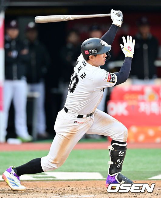 [OSEN=수원, 민경훈 기자] 3일 오후 수원 KT위즈파크에서 ‘2025 신한 SOL Bank KBO리그’ KT 위즈와 키움 히어로즈의 경기가 열렸다.홈팀 KT는 오원석, 원정팀 키움은 하영민을 선발로 내세웠다.5회말 2사 주자 3루 KT 황재균이 좌익수 앞 1타점 적시타를 때리고 있다. 2025.05.03 / rumi@osen.co.kr