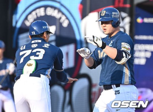 [OSEN=부산, 이석우 기자] 3일 부산 사직야구장에서 2025 신한 SOL 뱅크 KBO 리그 롯데 자이언츠와 NC 다이노스의 경기가 열린다. 홈팀 롯데는 박진, 방문팀 NC는 신민혁이 선발 출전한다.NC 다이노스 김형준이 2회초 좌월 솔로 홈런을 치고 하이파이브를 하고 있다. 2025.05.03 / foto0307@osen.co.kr