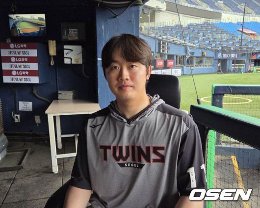 [OSEN=잠실, 한용섭 기자]프로야구 LG 트윈스 2년차 내야수 손용준이 데뷔 첫 출장을 앞두고 취재진과 인터뷰를 하고 있다. /orange@osen.co.kr